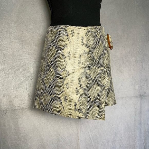 Tan and black snakeskin mini skort with buckle size xs/small - Picture 2 of 7